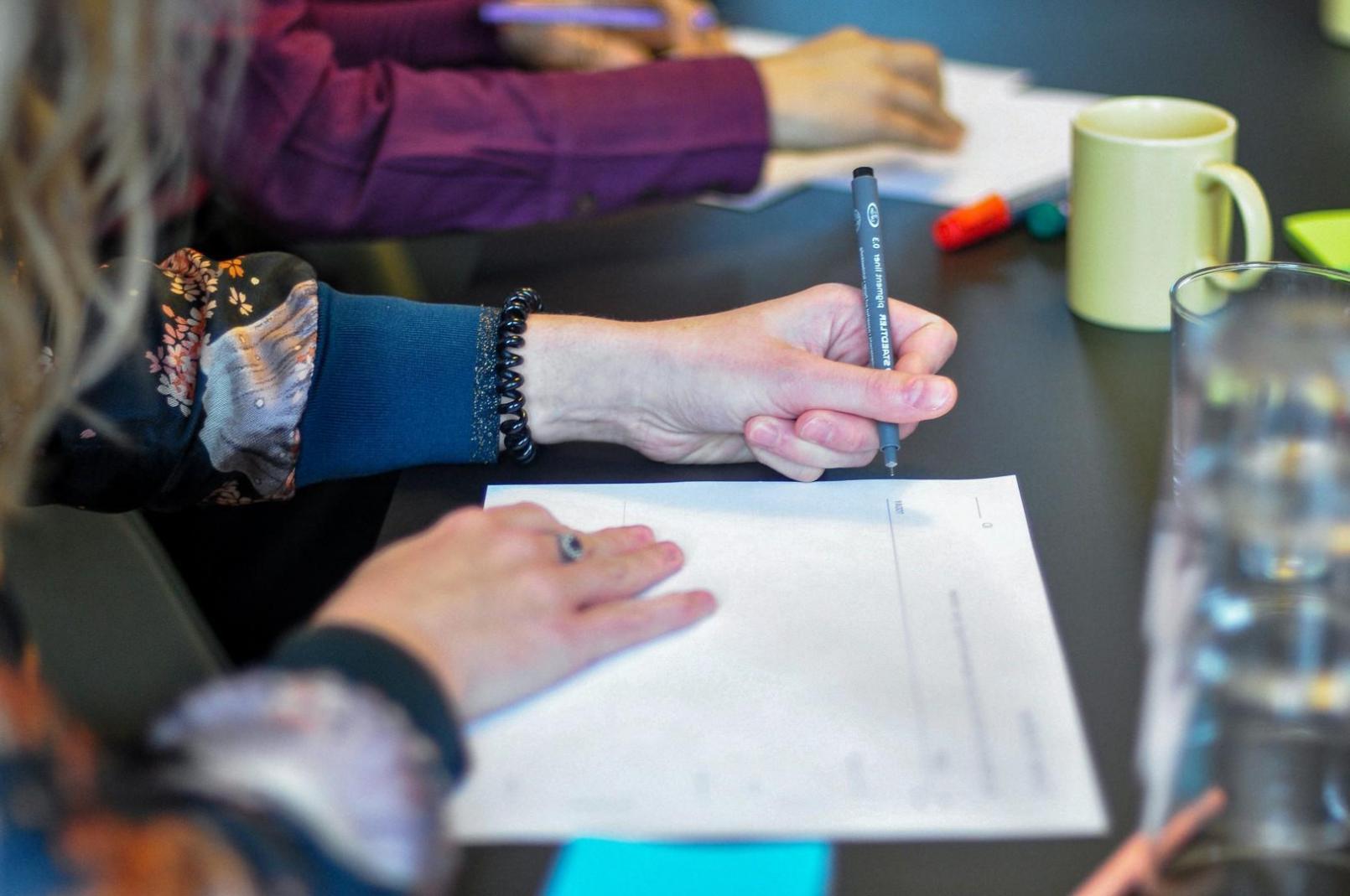 Groupe d'étudiants travaillant ensemble sur des projets financiers